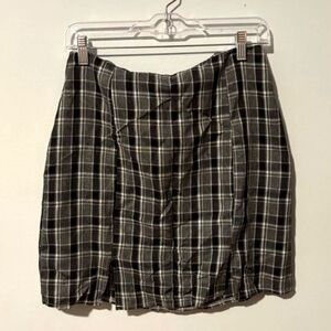 ROMWE Grey, Black, and White Plaid Skirt Size 6 or M